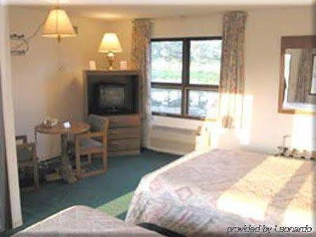 Rainbow Motel New London Room photo